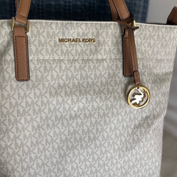 Michael Kors Original Vanilla Tote - Picture 9 of 12